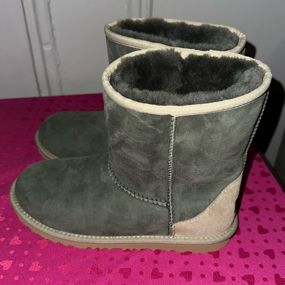 Brand New with tags Kids UGG size 5. Olive Green and beige. Box included.
